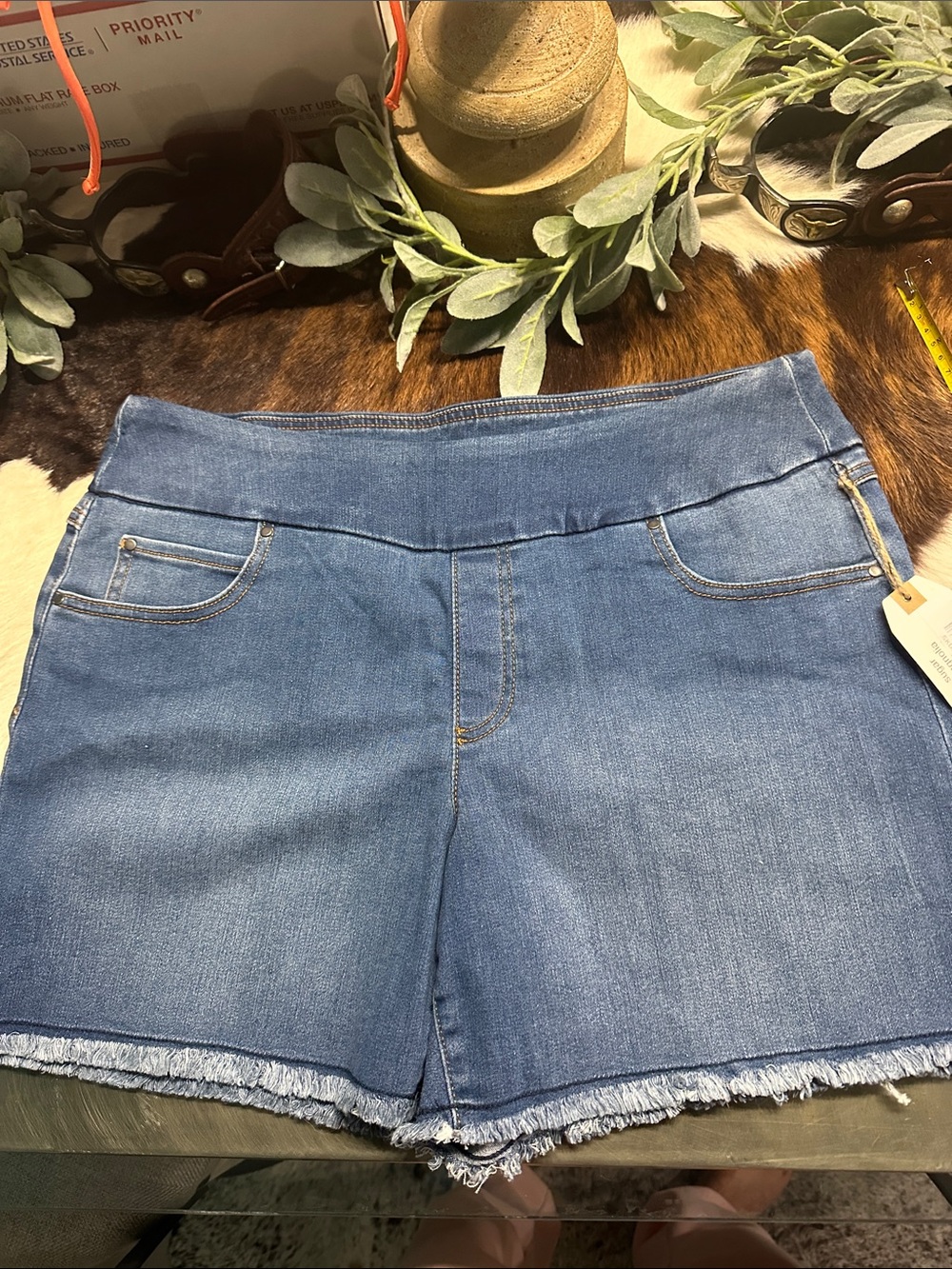 NWT sugar magnolia Denim Womens Pull-On Jean Shorts with Frayed Hem